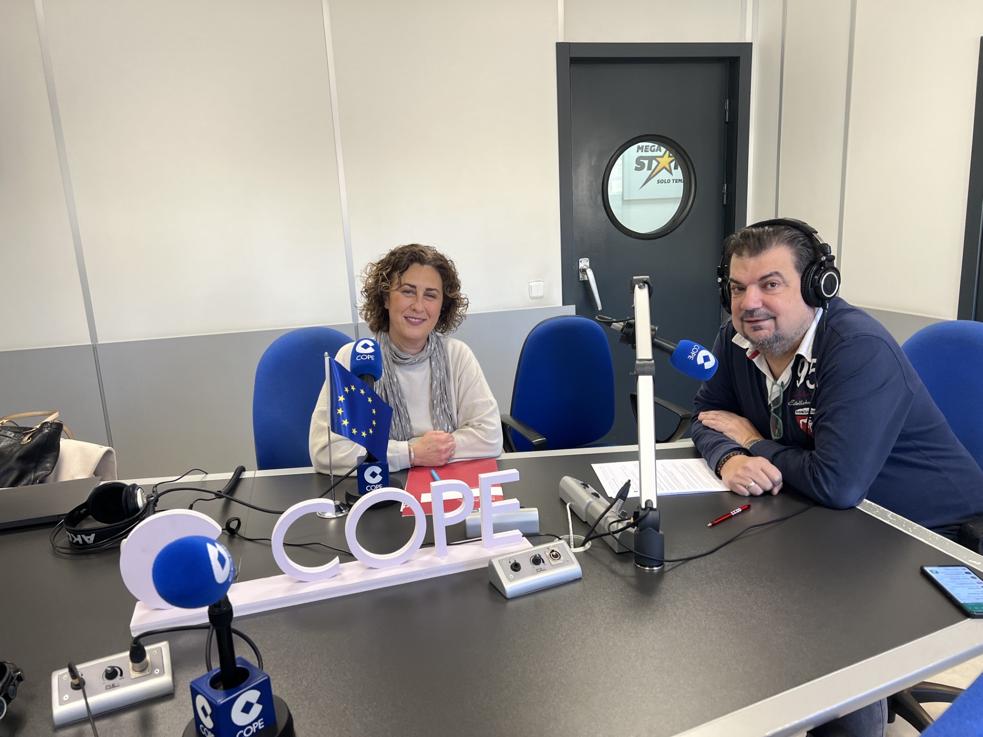 Una mujer a la izquierda, un hombre a la derecha, en una estación de radio