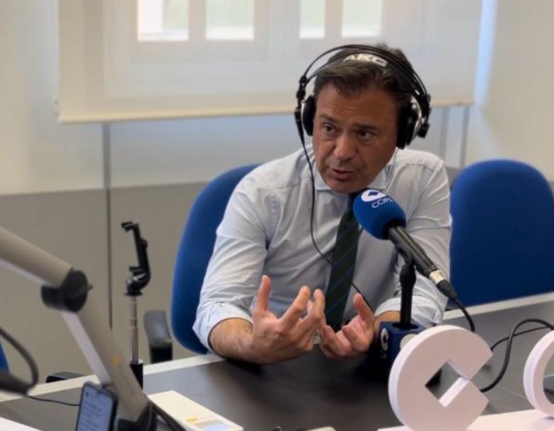 Un hombre con cascos en una estación de radio