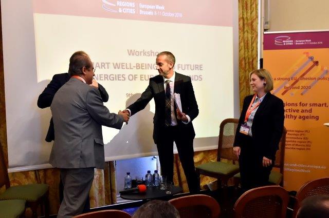 Dos hombres dándose la mano  en la EWRC de 2020