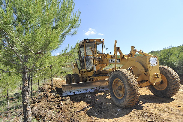 Tractor trabajando la tierra erosionada