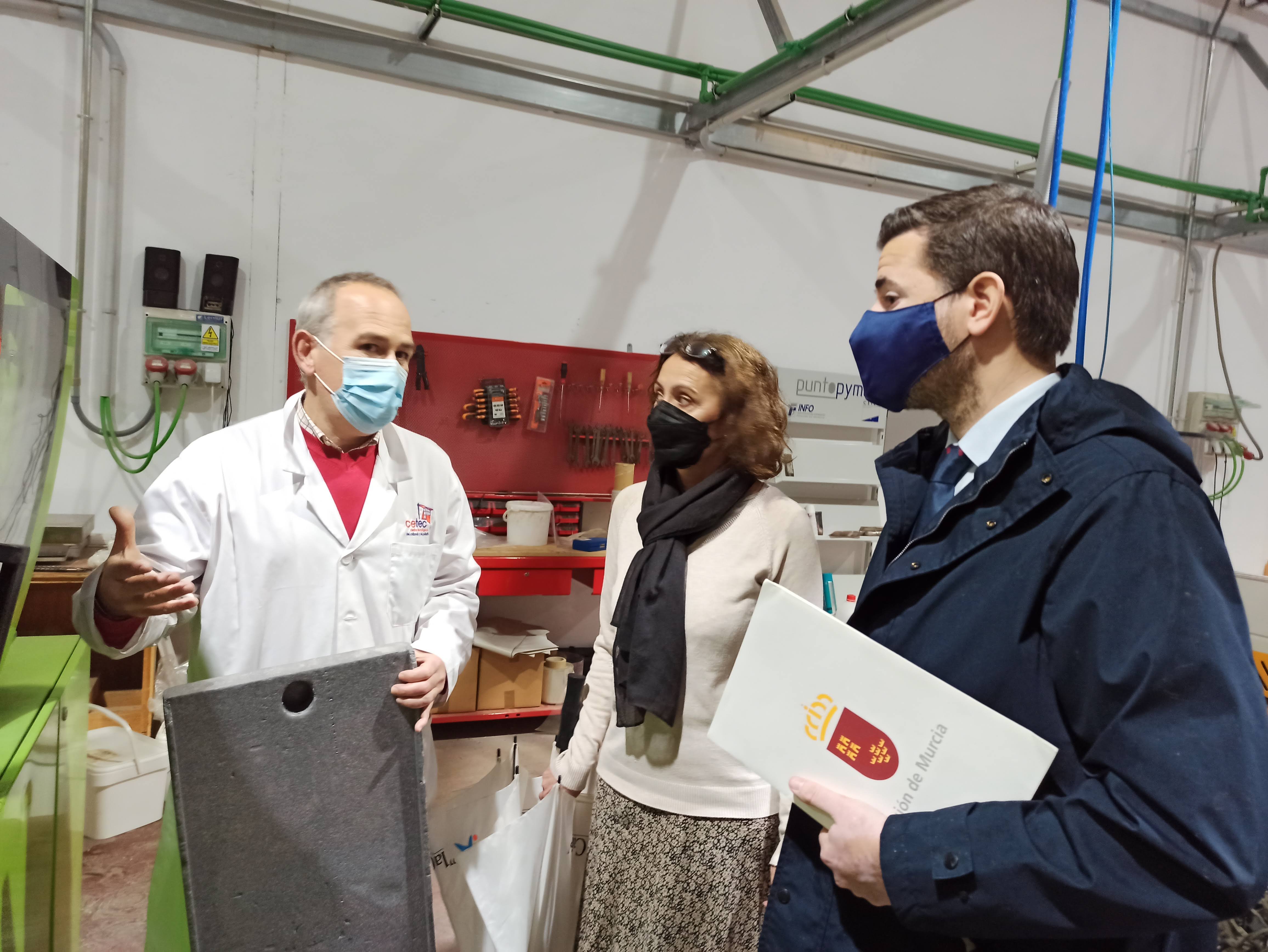 Un técnico del Centro Tecnológico del Plástico y del Calzado de la Región de Murcia, junto a Fuensanta Monzó, explica a Adrian Zittelli algunos detalles del proceso