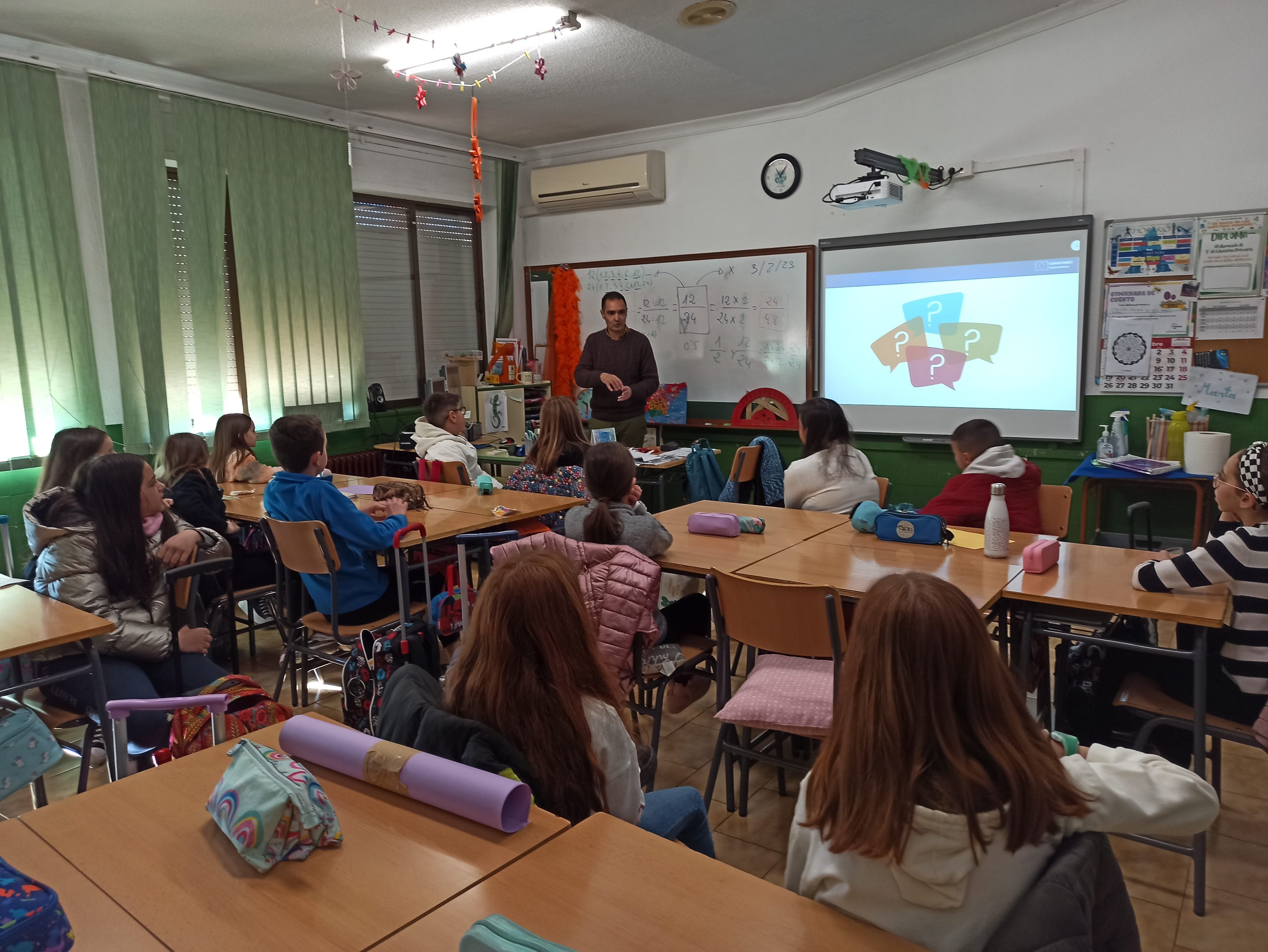 Un momento de la charla con los alumnos de 5º curso